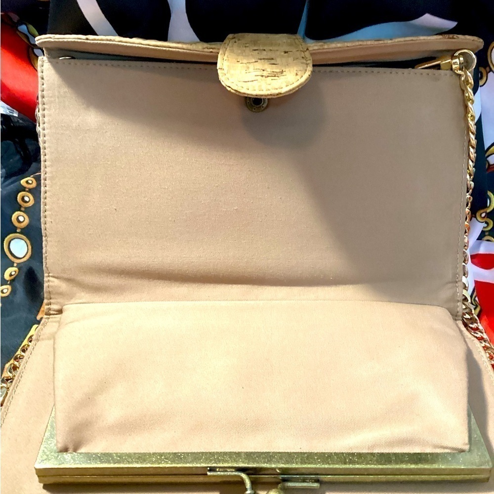 JCREW CORK CLUTCH WITH INSIDE KISS LOCK COIN COMPARTMENT - Picture 6 of 9